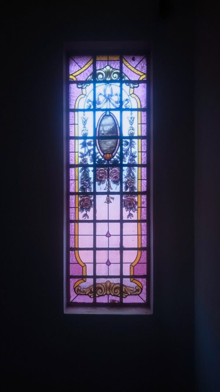 Vitral original de 1934 com tons rosa e violeta